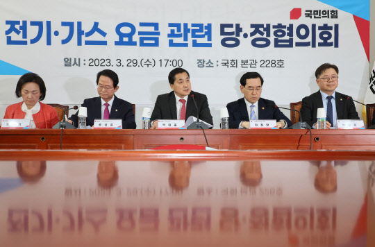 박대출(가운데) 국민의힘 정책위의장이 29일 오후 국회에서 열린 전기·가스 요금 관련 당정협의회에서 발언하고 있다.<연합뉴스>